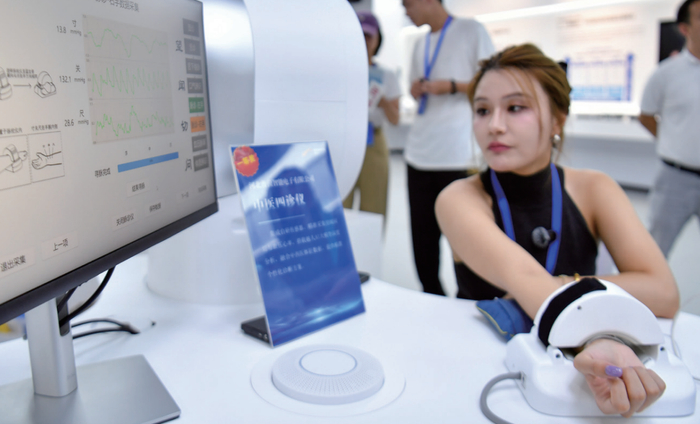 AI辅助诊断、大数据精准医疗等技术的应用，不仅提升了医疗服务的效率，也给消费者带来了更多选择。图/中新