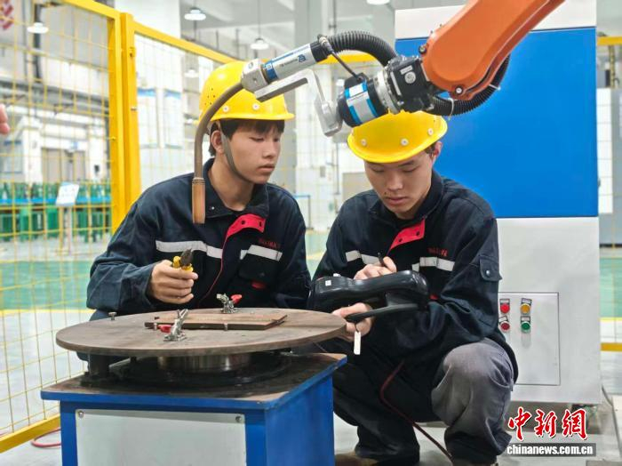 郓城县高级技工学校焊接实训室内，学生在进行实训操作。苏亚 摄