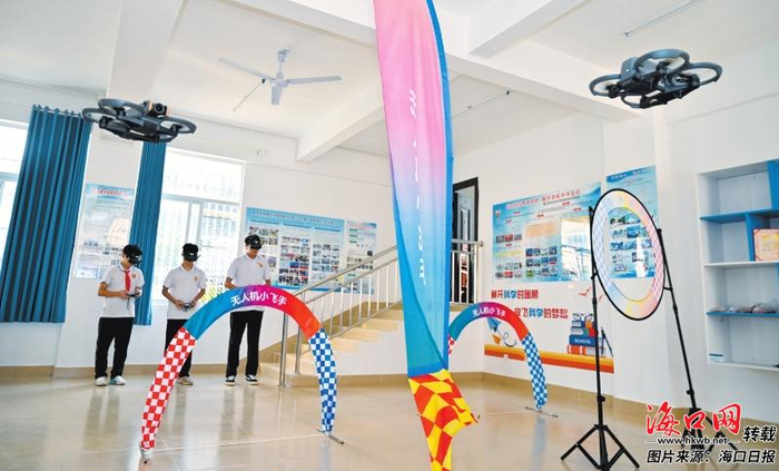 近日，在长流中学的科创教室内，学生操作无人机穿越障碍物。记者 石中华 摄