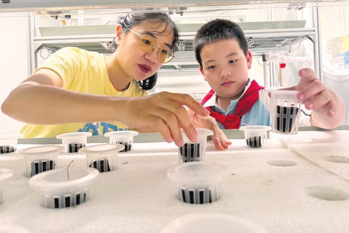 滨海九小的“智慧农场”课堂颇受学生喜爱。