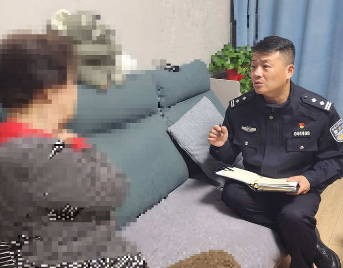 邢运伟在对一名老人进行劝阻。受访者供图
