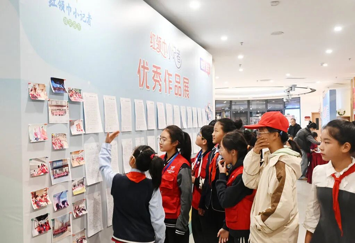 10月27日，在雄安容东“红领巾小记者”阳光培养计划结业仪式上，小记者们正在参观优秀作品展。河北日报客户端记者刘光昱摄