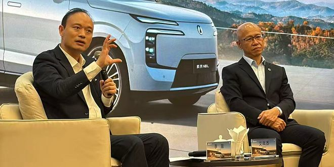 ▲腾势汽车总经理李慧（图左）、腾势汽车研究院院长艾凤杰（图右）