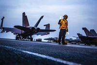 美军航母摔飞机因“电磁攻击”?中国军号发文