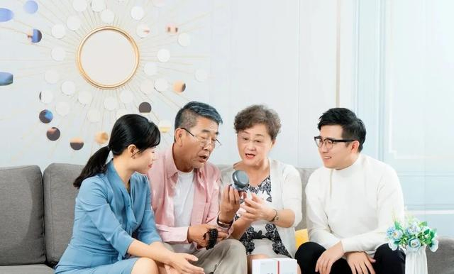 △第一代产品的宣传图（最右为陈霏）