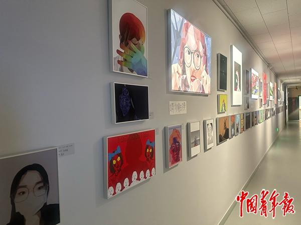 　　从2013年开始的课程作业，学生用大色块、线条、几何图形等重构自己的自画像。中青报·中青网记者 王雪儿/摄