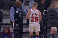 这老古董哪儿找来的啊?有球迷身穿科尔公牛球衣场边观赛