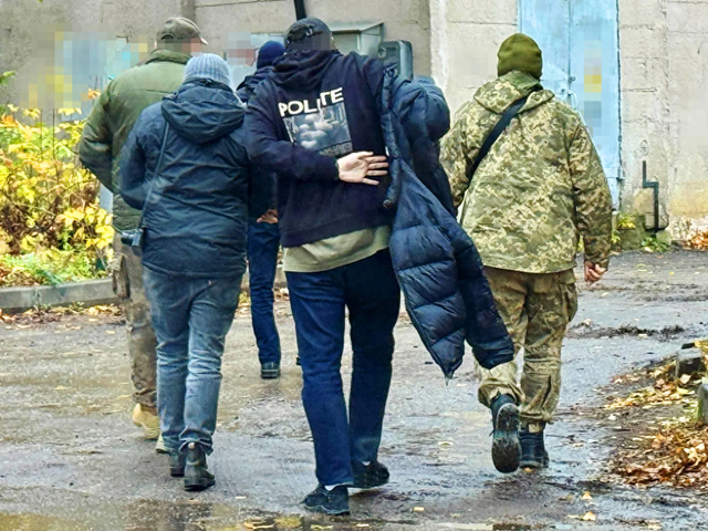 英国记者称同事“D”被乌军人员带走 图源:斯塔基