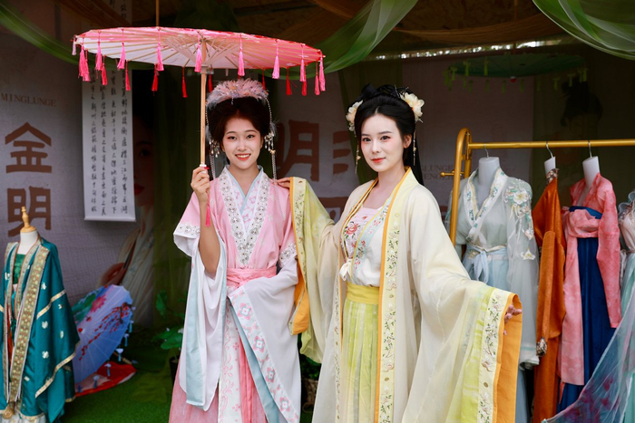 在河南开封景区，游客身着传统服饰漫步其间，尽显宋式风雅。游客体验传统服饰及妆造已成为古城文旅消费新热点。姜菡　摄
