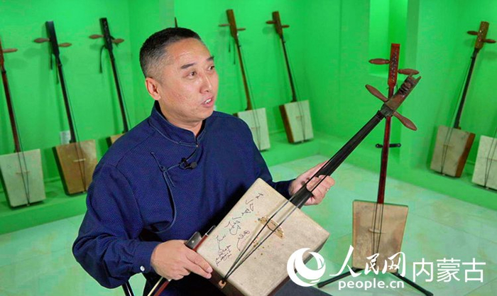 石晓涛展示介绍潮尔琴。人民网记者 齐浩男摄