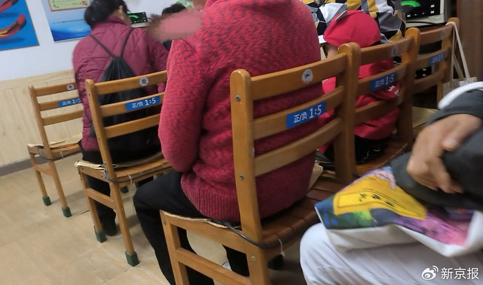 10月20日，北京海淀区罗庄南里宏嘉丽园科治好门店内，不乏老人带孩子来体验高压电位治疗仪。新京报记者 丛之翔 摄