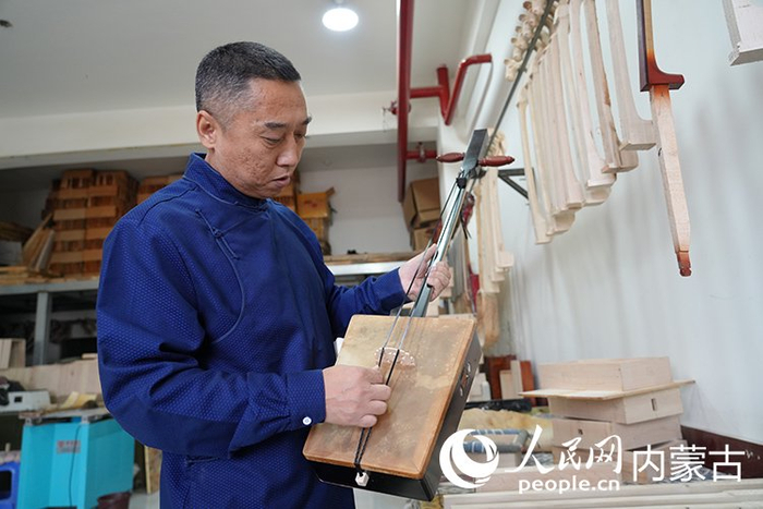 石晓涛在潮尔琴制作技艺非遗工坊制作潮尔琴。李旭明摄