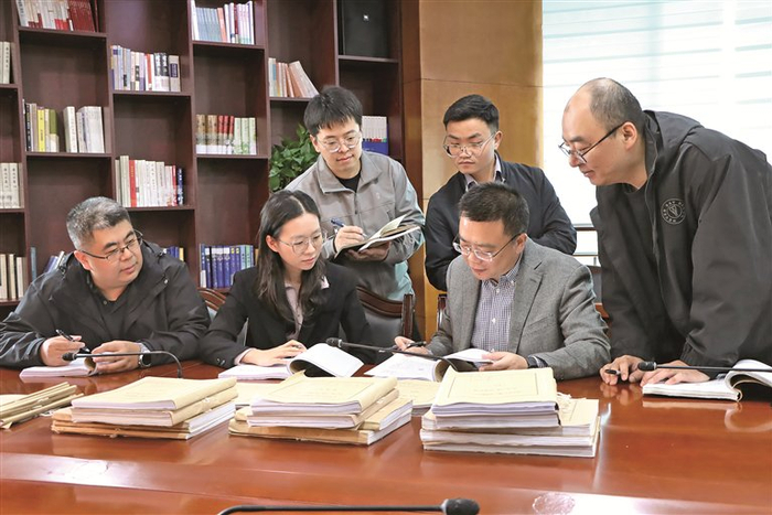 图为江苏省南京市鼓楼区纪委监委工作人员就相关案件进行研讨。江苏省南京市鼓楼区纪委监委供图