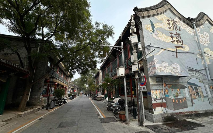 琉璃厂东街道路两侧仅允许停放非机动车。新京报记者 王贵彬 摄