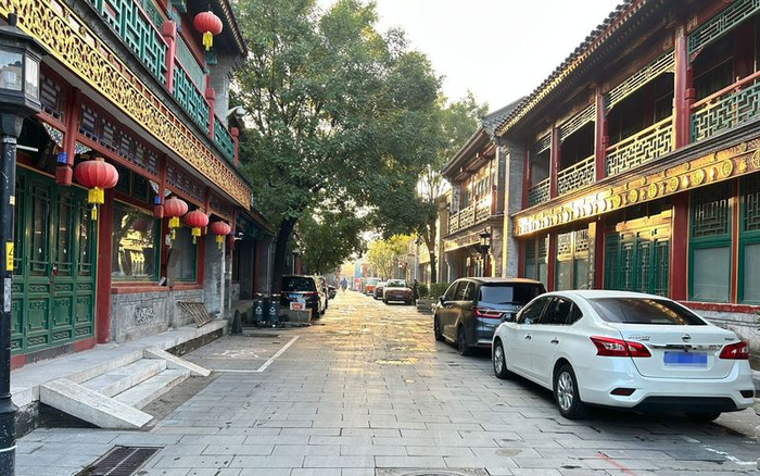 治理前，琉璃厂东街内道路两侧时常停满机动车。西城区大栅栏街道供图
