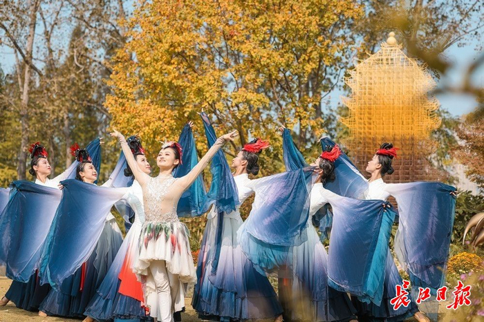 “菊舞金秋”活动中黄鹤楼公园《鹤舞长河》乐舞表演。 长江日报记者余倩 摄