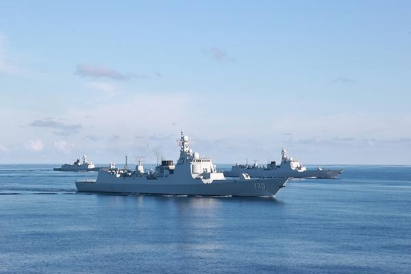 2025年，兰州舰与多型舰艇组成训练编队，在南海某海域开展多课目实战化训练。图为兰州舰编队开展占位课目训练。周天宇/摄