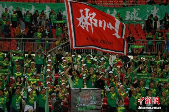 10月24日，2025湘超联赛郴州队主场对阵娄底队，现场球迷热情加油助威。欧阳常海 摄