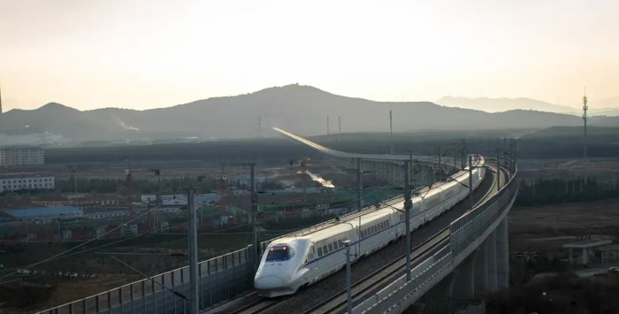 行驶中的列车 图源：图虫创意