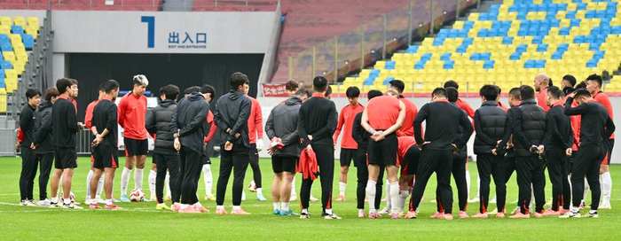 ▲成都蓉城队员们在赛前进行踩场训练