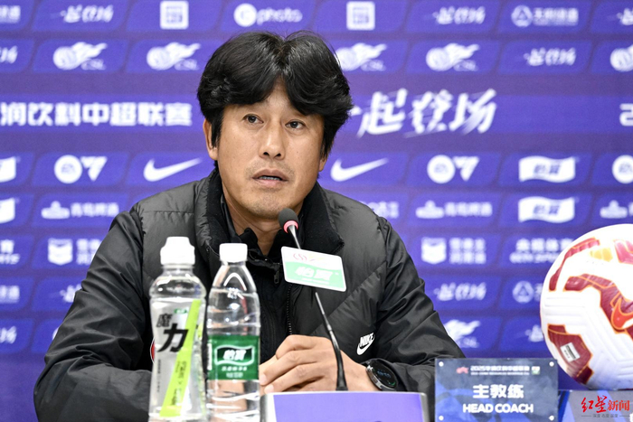 ▲徐正源在赛前新闻发布会上回答记者提问