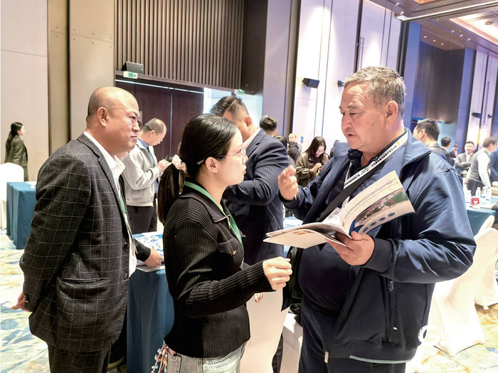 一位来自哈萨克斯坦的客商与一家莱西工厂工作人员现场洽谈。王萌 摄
