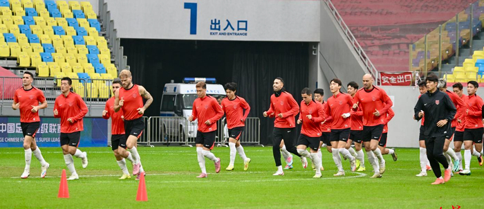 ▲成都蓉城队员们在赛前进行踩场训练