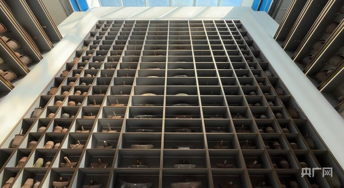 布满整面墙的中药炮制器具（央广网见习记者  尹琳岑  摄）