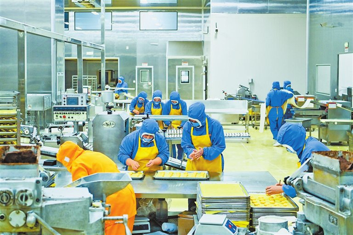 生产车间内，工人们正在加紧生产速冻面点。张峰 摄