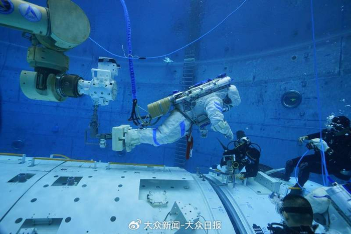 航天员正在模拟失重水槽训练