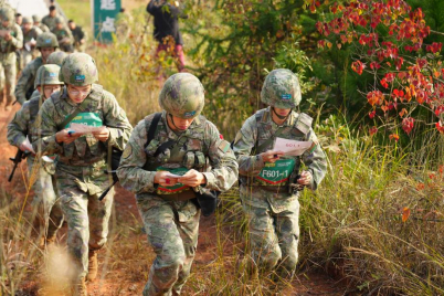 图为参赛选手按图行进  刘智煌摄