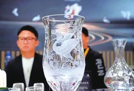 　　商家在第七届中国国际进口博览会上推出全球首发朱鹮主题　　水晶系列产品。　　新华社资料图片