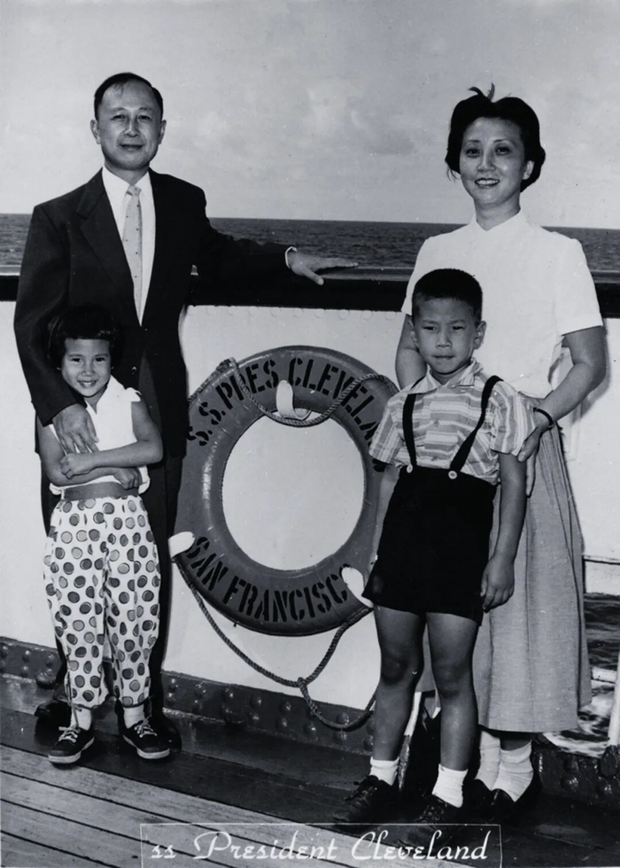 1955年钱学森一家启程回国时留影。图片来源：钱学森图书馆