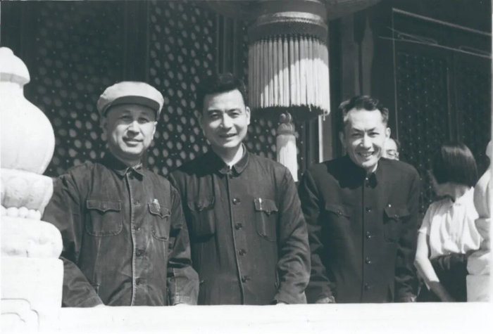 1966年10月1日，钱学森（左）、邓稼先（中）、朱光亚（右）在北京天安门城楼上参加国庆观礼。图片来源：钱学森图书馆