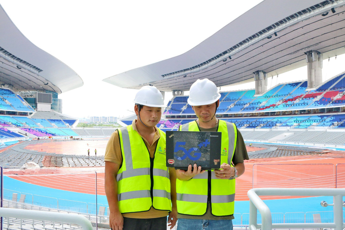 图为中国移动广东公司保障团队在广东奥林匹克体育中心开展网络建设和优化工作。