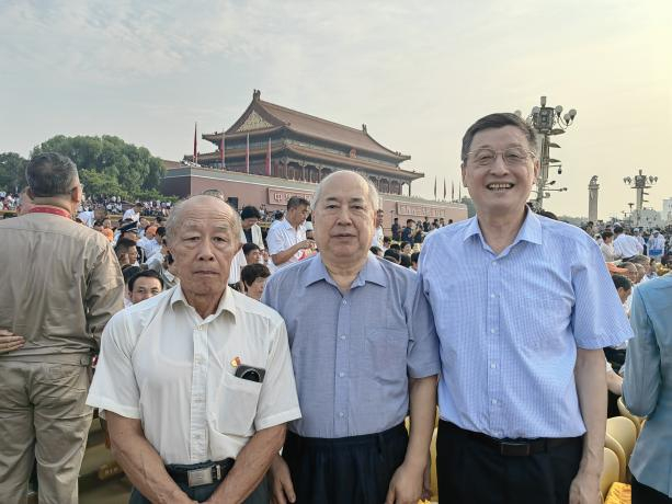 2025年9月3日，朱光亚之子朱明远、钱学森之子钱永刚、邓稼先之子邓志平合影。图片来源：西安交通大学