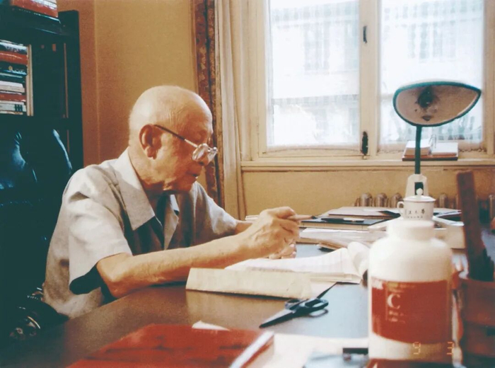 钱学森晚年积极探索思维科学领域。图为钱学森在家中书房撰写论文。图片来源：钱学森图书馆