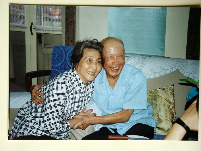 蒋英73岁生日时与钱学森合影。图片来源：钱学森图书馆