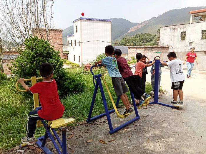 孩子们在公园里玩耍