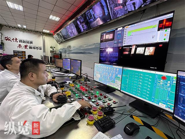 近日，河北永洋特钢集团有限公司炼钢车间主控室内，工人在进行生产监控和调控。 河北日报记者 白 云摄