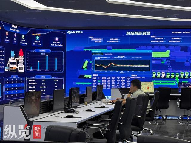 河北永洋特钢集团有限公司数字智能化管控中心屏幕上汇聚着各种数据。 河北日报记者 白 云摄