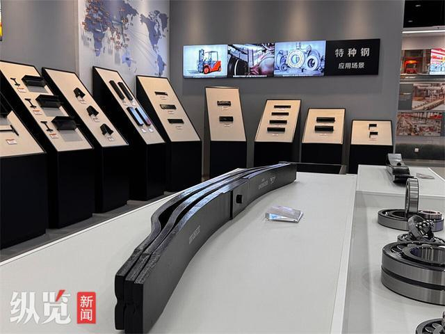 河北永洋特钢集团有限公司展厅内展示的特钢产品。 河北日报记者 白 云摄