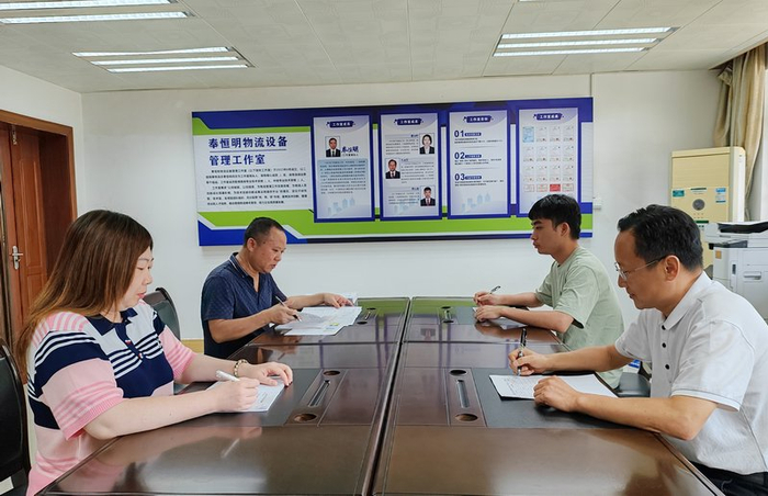 物流业务骨干在工作室开展课题交流。刘萍 摄