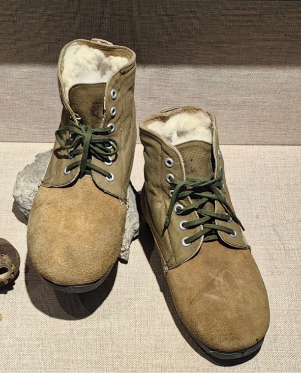 钱学森在发射场穿着的翻毛皮靴。图片来源：中国科学家博物馆