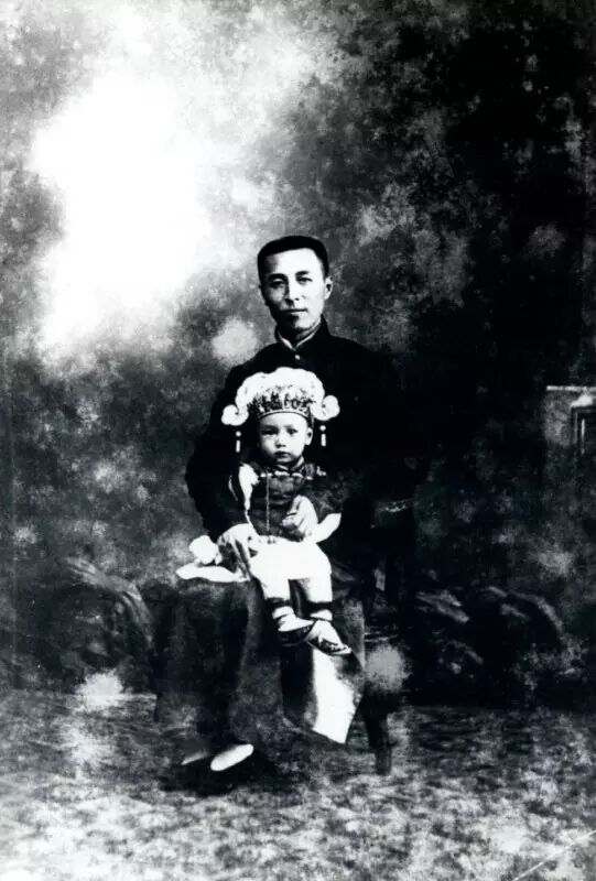 幼年钱学森与父亲钱均夫的合影。图片来源：钱学森图书馆