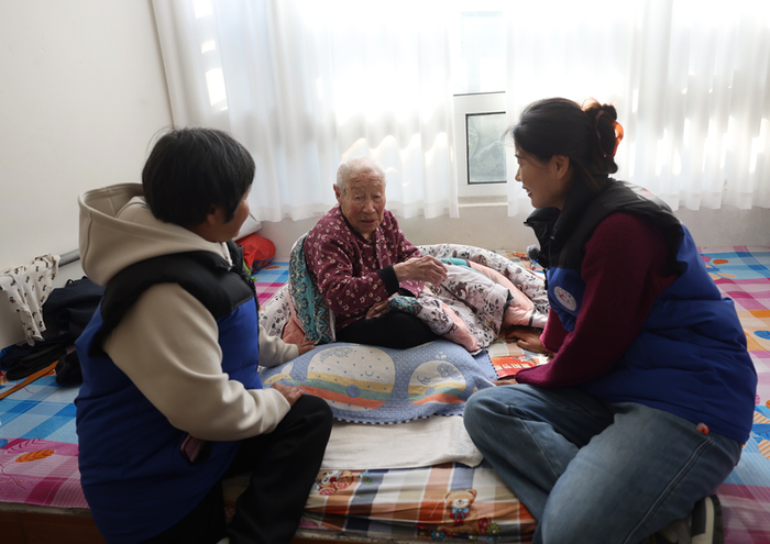 李凤兰和互助员们聊天。新京报记者 王贵彬 摄