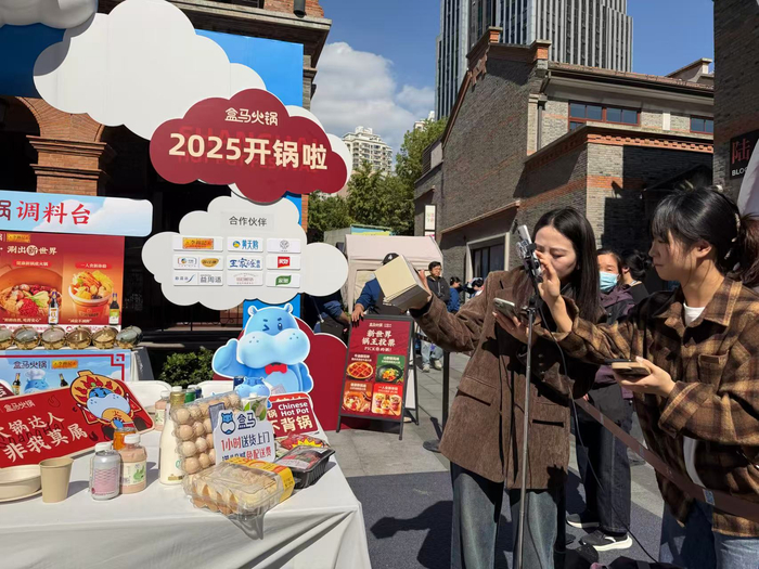 感受降温吃火锅的热闹氛围。劳动报记者贡俊祺 摄影