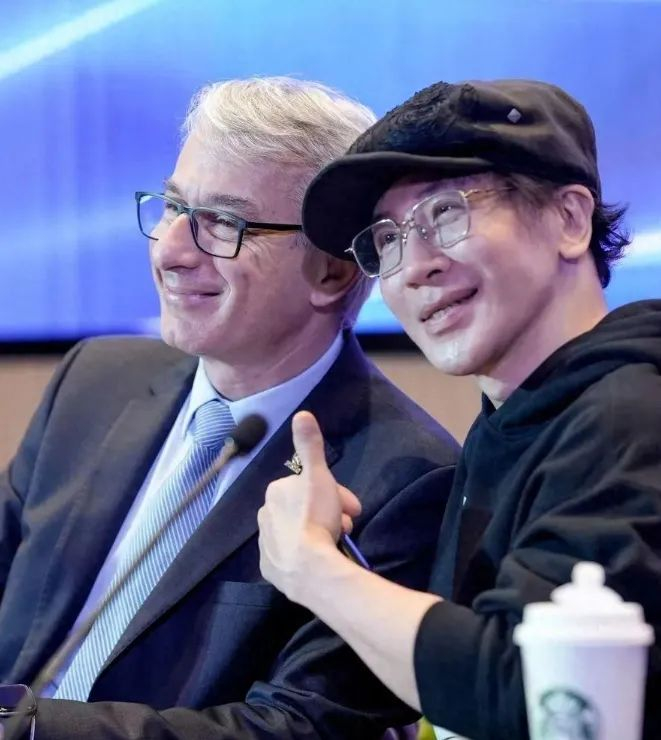 刘谦和魔术周评委会副主席、世界魔术联盟主席安德列·拜奥尼。图源：上游新闻