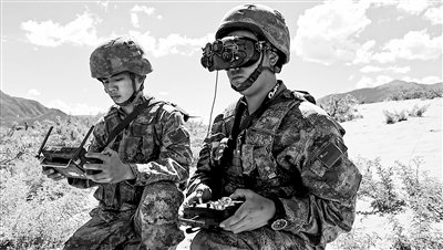 无人机操作手进行训练。于瀚翔摄