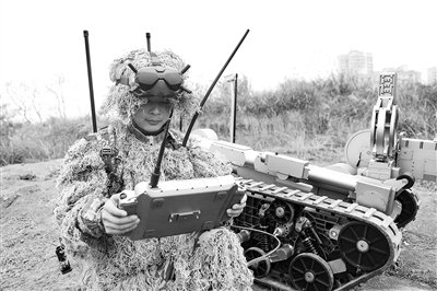 操作手调试排爆机器人。于瀚翔摄